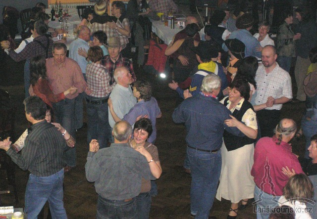 EL1_Country bal - parket je plny.jpg